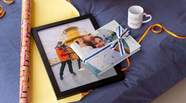 Personalisierte Jahrestagsgeschenke mit posterXXL: ein Fotobuch, eine Tasse mit Herzhenkel und eine gerahmte Leinwand.