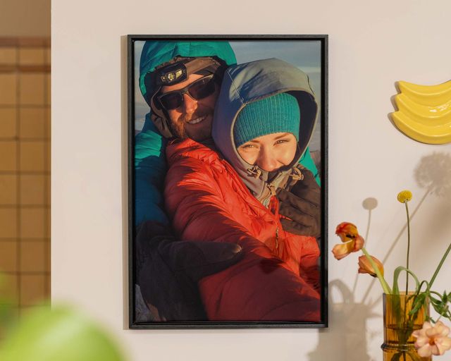 Ein gerahmtes Foto eines Paares, das an der Wand hängt.