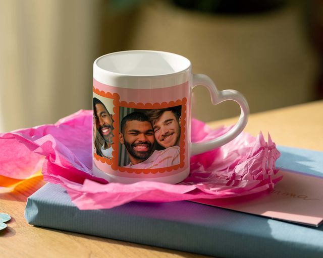 Eine personalisierte Tasse mit herzförmigem Henkel und Fotos eines Paares.