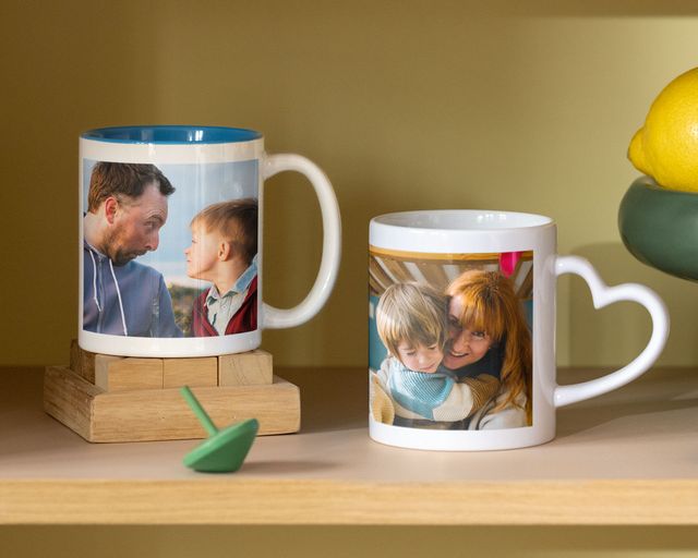Vorgestellte Tassen mit Familienfotos