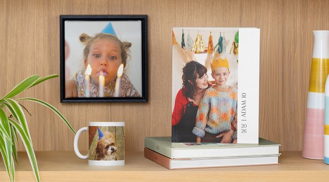 Eine Auswahl an Fotobüchern, Wandbildern und Geschenken
