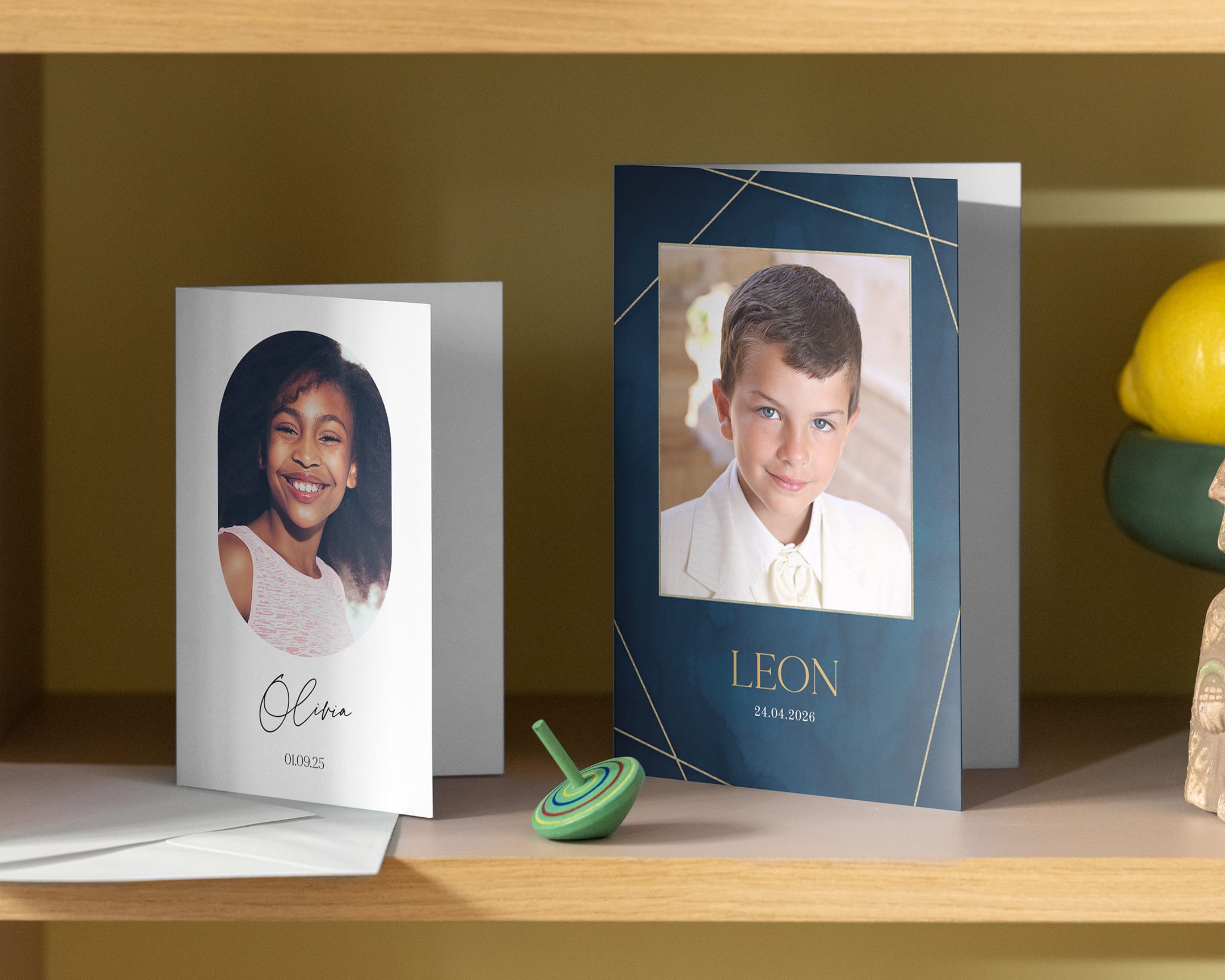 Geöffnete Karte für die Erstkommunion mit Kinderbildern und Umschlägen