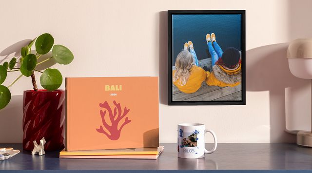 Personalisierte Fotoprodukte von posterXXL: ein Fotobuch, ein gerahmtes Wandbild und eine Tasse.
