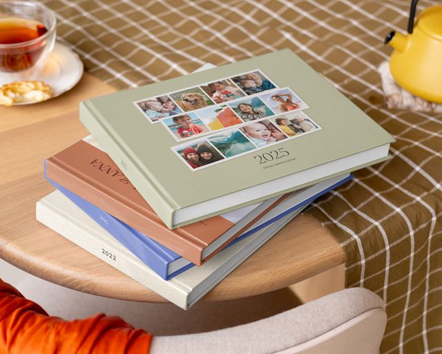 Stapel personalisierter Fotobücher auf einem Tisch
