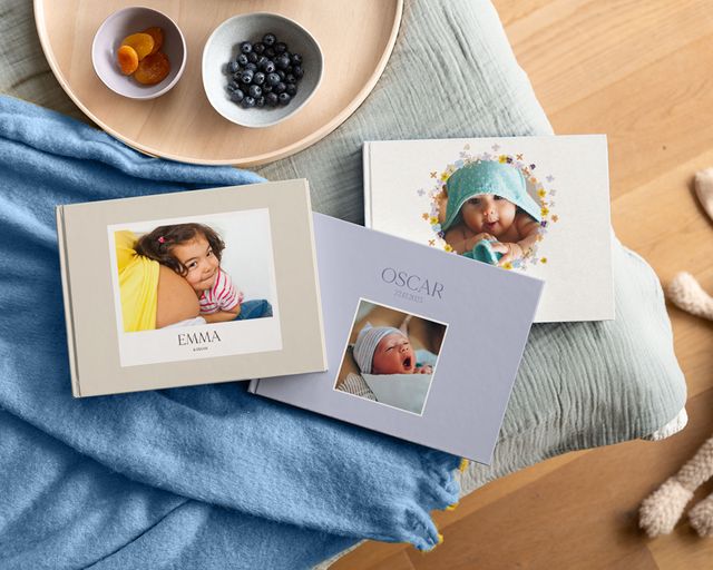 Personalisierte Baby-Fotobücher mit Babybildern auf dem Cover.