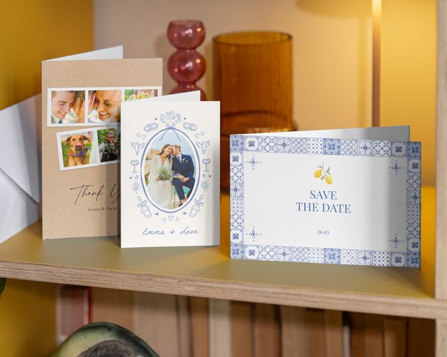 Drei Fotokarten zur Hochzeit im Regal: eine Save-the-Date-Karte und zwei Dankeskarten.