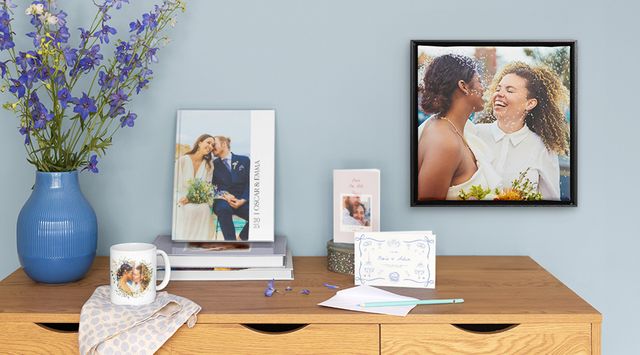Eine Sammlung personalisierter Hochzeitsprodukte, darunter Fotobücher, Fotokarten und Wandbilder.