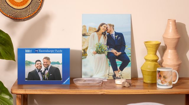 Personalisierte Hochzeitsgeschenke von posterXXL: Wanddeko, eine Tasse und ein Puzzle.
