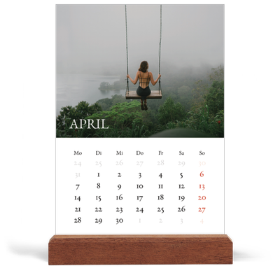 Tischkalender mit Holzfuß Hochformat  — Einfacher Serif [April]
