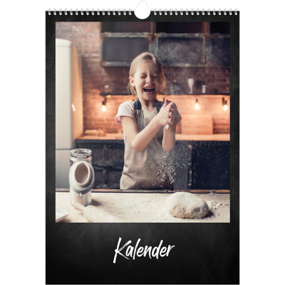 A3 Jahreskalender — Kreidetafel-Stil [deckblatt]