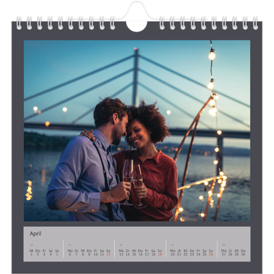 Jahreskalender Quadratisch — Farbenfroher Hintergrund [April]