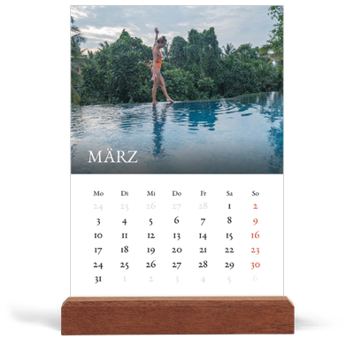 Tischkalender mit Holzfuß Hochformat  — Einfacher Serif [Marsch]