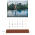 Tischkalender mit Holzfuß Hochformat  — Einfacher Serif [Marsch]