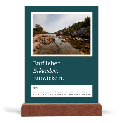 Tischkalender mit Holzfuß Hochformat  — Redaktionelle Erde [April]