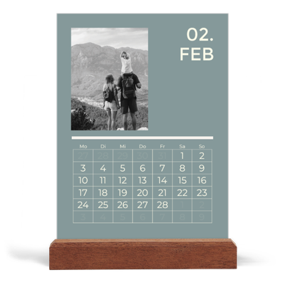 Tischkalender mit Holzfuß Hochformat  — Modern und kräftig [Februar]